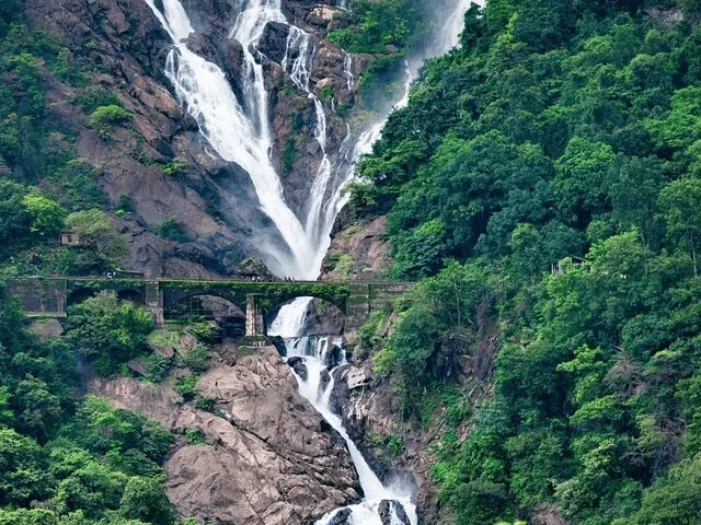Pont ferroviaire traversant le milieu des chutes de Dudhsagar