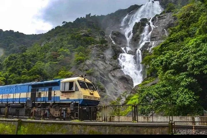 Tren pasando frente a las magníficas Cascadas de Dudhsagar