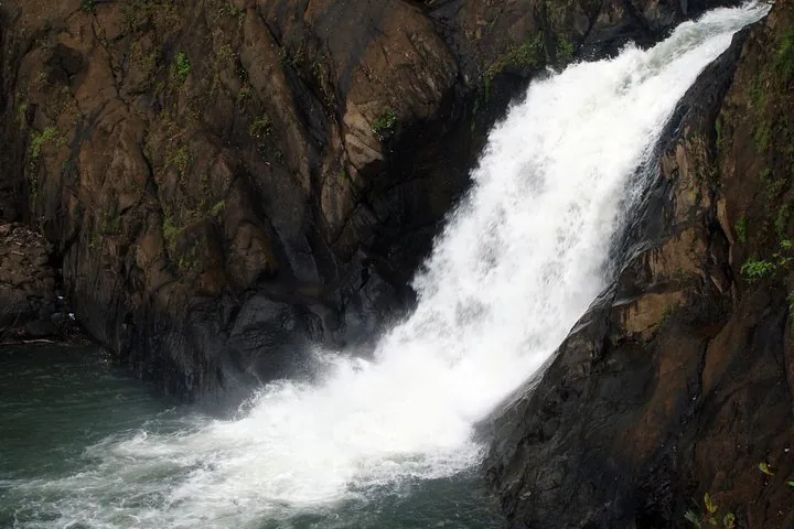 Cascade puissante dévalant des falaises rocheuses sombres